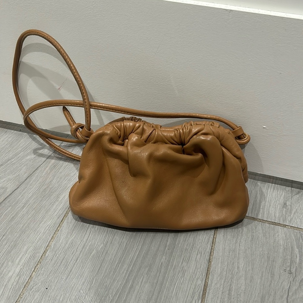 MANSUR GAVRIEL
Mini cloud clutch in camel